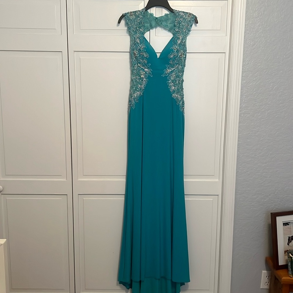 One of a kind formal dress. Teal color. Won’t disappoint beautiful dress.